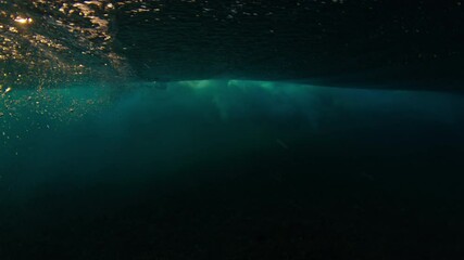 Fototapete - Split view of powerful ocean wave. Wave forms a tube and breaks. Maldives