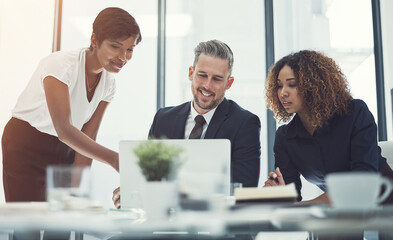 Aufkleber - Laptop, review or business people in meeting with investor for feedback, project funding or teamwork. Brainstorming, explain or financial manager talking to consultant for collaboration or planning