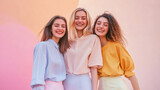 Portret trzech młodych kobiet w pastelowej, naturalnej estetyce