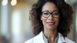 © YauheniB - Femme médecin souriante en blouse blanche