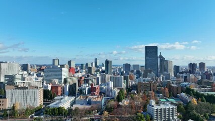 Aufkleber - 都市、街、建設、ドローン、空撮、進化、開発、発展、将来、未来、展望、ビジネス、経済、社会、俯瞰、ハイアングル、風景、パノラマ、地平線、景色、景観、現代、建築、ビル、ビル群、不動産、高層ビル、摩天楼、都会、日本、観光、旅行、青空、コピースペース、昼間、晴れ、明るい、自然、公共、企業、インフラ、産業、交通、住宅、地方、時代、60p、飛行、ドリーアウト