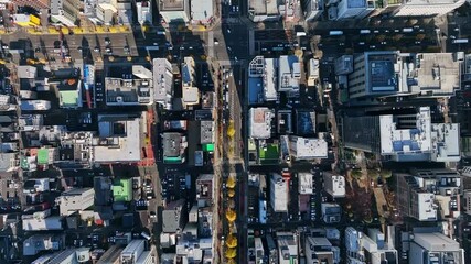 Fototapete - 空撮、都市、都会、市街地、町並み、街、真俯瞰、真上、ドローン、社会、道路、交通、ビジネス、産業、建設、開発、成長、発展、風景、景色、不動産、ゼネコン、地域、地方、日本、モビリティ、自動車、ビル、建物、建築、時代、テクノロジー、屋上、俯瞰、ハイアングル、見下ろす、上から見た、上空、飛行、区画、企業、現代、景観、晴れ、明るい、未来、将来、前進、60p、進歩