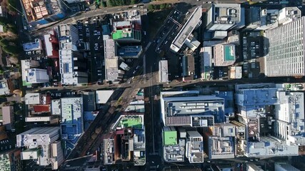 Fototapete - 都市、空撮、街、町並み、社会、真俯瞰、ドローン、建設、産業、ビジネス、開発、日本、時代、都会、道路、交通、俯瞰、ハイアングル、景観、上から見た、見下ろす、現代、建築、景色、風景、ビル、ビル群、不動産、高層ビル、観光、旅行、地域、行政、経済、公共、将来、進歩、発展、成長、屋上、インフラ、繁華街、自動車、真上、暮らし、防災、鳥瞰図、住宅、モビリティ、60p