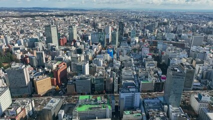 Fototapete - 都市、空撮、市街地、住宅地、都会、町並み、街、ドローン、俯瞰、社会、ビル、暮らし、建設、道路、交通、住宅、地域、風景、行政、区画、地方、現代、建築、ビル群、景色、不動産、ハイアングル、展望、パノラマ、景観、上から見た、見下ろす、インフラ、産業、ビジネス、時代、公共、政治、日本、経済、商業、テクノロジー、ゼネコン、自治体、進化、60p、開発、発展、ドリーアウト