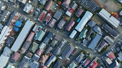 Fototapete - 住宅地、都市、住宅、社会、真俯瞰、ドローン、建築、暮らし、住まい、地域、地方、屋根、ソーラーパネル、建設、道路、空撮、交通、自動車、街、不動産、生活、環境、風景、町並み、公共、行政、俯瞰、真上、ハイアングル、飛行、展望、景色、景観、上から見た、見下ろす、現代、都会、日本、インフラ、ビジネス、産業、前進、将来、進歩、屋外、明るい、昼間、ポジティブ、60p、衛星