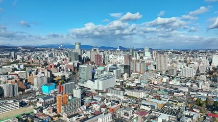 Fototapete - 都市、社会、ドローン、空撮、青空、地平線、パノラマ、展望、旋回、回転、市街地、ビル、ビル群、俯瞰、ハイアングル、都会、風景、町並み、景観、上から見た、見下ろす、景色、現代、建設、建築、街、不動産、高層ビル、摩天楼、日本、観光、旅行、コピースペース、昼間、晴れ、地域、地方、住宅、暮らし、ビジネス、産業、経済、自治体、行政、公共、インフラ、道路、60p、交通、時代