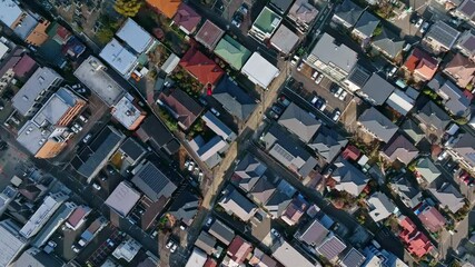 Aufkleber - 空撮、都市、住宅地、社会、ドローン、建設、真俯瞰、回転、旋回、展望、未来、将来、ビジネス、産業、交通、道路、時代、住宅、テクノロジー、青空、防災、河川、変化、モーション、風景、変動、ポジティブ、発展、成長、開発、インフラ、自然、環境、俯瞰、ハイアングル、パノラマ、地平線、景色、景観、上から見た、見下ろす、現代、都会、建築、ビル、不動産、日本、行政、60p、公共