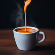© Cedric - Espresso wird frisch in eine weiße Tasse mit dampfendem Aroma gegossen