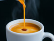 © Cedric - Espresso wird frisch in eine weiße Tasse mit dampfendem Aroma gegossen