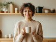© Cedric - Frau mit Kaffeetasse genießt Morgenlicht in modernem Wohnraum