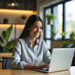 © macbon - Mujer hispana de negocios sonriendo mientras trabaja en su oficina