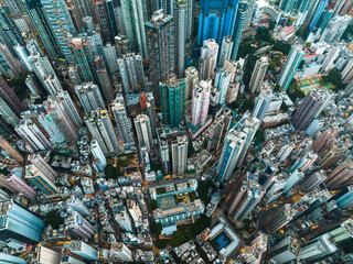 Leinwandbilder - Aerial panorama of Hong Kong city showcases towering skyscrapers densely packed in an urban cityscape. A high-angle perspective captures the vastness of the metropolis.