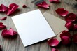 © los3amigos - Un elegante sobre gris y una tarjeta blanca rodeados de pétalos de rosa sobre una superficie de madera.