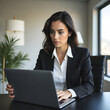 © macbon - Mujer de negocios hispana en un entorno colaborativo e inspirador.