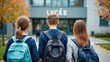 © Fox_Dsign - groupe d'étudiants, vus de dos, se dirigeant vers l'entrée du lycée pour la rentrée des classes ou passer un examen