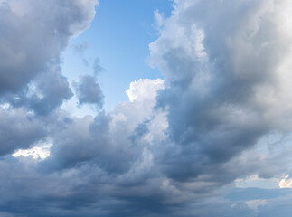 Wall Mural - the sky is cloudy and the sun is shining through the clouds