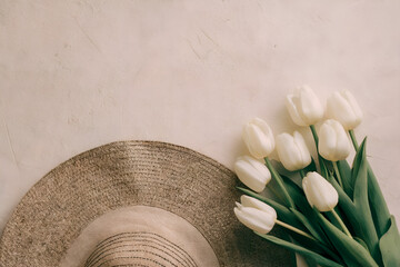 Fototapete - Tulips and summer hat on beige background