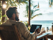 © midl - Uomo giovane che lavora al computer portatile su una spiaggia tropicale al tramonto, lavoro da remoto