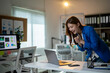 © Wasana - A woman is smiling and clapping her hands in front of a laptop computer