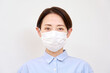 © siro46 - 風邪マスクを付けた女性　白背景