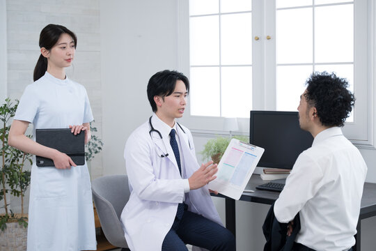 健康指導をするちょっと怒るドクター　「 お酒やめて運動してくださいね！」肝臓大事に