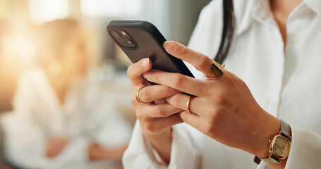 Aufkleber - Accountant, hands or businesswoman in office with phone or notification for economy media or finance report. Closeup, online or financial advisor on mobile app for text message, schedule and update