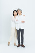 © metamorworks - ミドルエイジ、シニア、カップル、夫婦、全身、寄り添う、仲良し、パートナー、元気、笑顔、白バック、切り抜き、コピースペース、広告、伴侶、50代、60代、男性、女性、日本人、ファッション、おしゃれ、キレイめ、シンプル、カジュアル、絆、アンチエイジング、エイジングケア、エステ、サロン、美容、ボディケア、健康、ヘルスケア、ポジティブ、フォトスタジオ、写真館、記念写真、銀婚式、中年、中高年、更年期、老後、セ