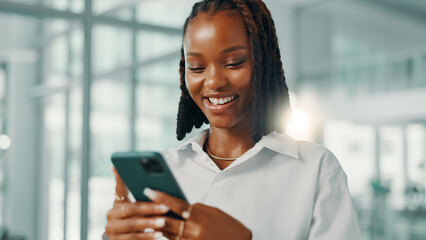 Fototapete - Smile, black woman and chat with smartphone in office, communication and contact for networking. Happiness, business person and consultant with mobile app for website, text or comment on social media