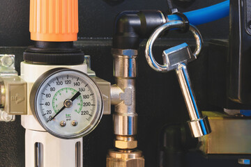 Aufkleber - A white and orange pressure gauge is attached to a pipe. A silver key is attached to the pipe