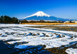 © 文明 金本 - 忍野村から富士山と雪景色