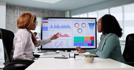 Aufkleber - Multicultural Analyst Woman Leading Financial Analysis Meeting