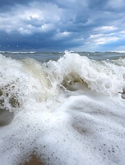 Leinwandbilder - Dynamic ocean waves crashing on a sandy shore under a dramatic stormy sky filled with dark clouds : Generative AI