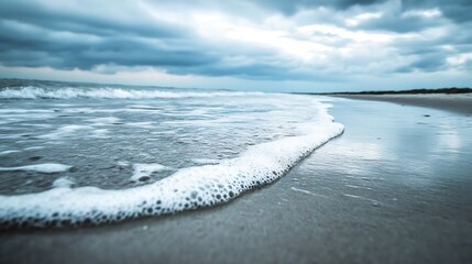 Leinwandbilder - Shoreline with gentle waves crashing against golden sand under cloudy skies : Generative AI