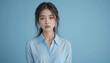 © 예은 신 - 정면을 바라보는 하늘색 셔츠를 입은 젊은 여성 모델