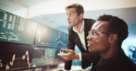 Aufkleber - Computer screen, investment and business people in office, advice and internet with connection. Employees, traders or men with pc, charts and financial growth with website info, stock market or stats