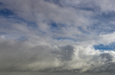 Wall Mural - the sky is cloudy and the sun is shining through the clouds