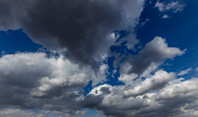 Wall Mural - the sky is cloudy and the sun is shining through the clouds