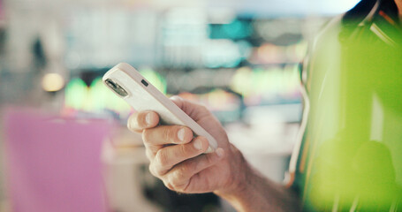 Aufkleber - Business, hands and man in workplace, smartphone and message to contact, media agency and scroll. Closeup, journalist and person with cellphone, email and digital app with online review for article