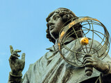Pomnik Mikołaja Kopernika, posąg astronoma w Toruniu. Rynek toruński, ratusz.