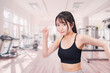 © maroke - ジムでランニングをする若い女性