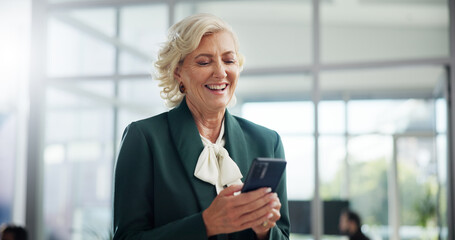 Fototapete - Laugh, mature and business woman with phone in office for meme, investment joke or check financial news. Mobile, corporate manager or reading funny email for profit, private equity or venture capital