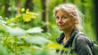 © Md Alamgir Artworks - Frau, die im Wald frischen Bärlauch sammelt, umgeben von grünen Pflanzen und Natur