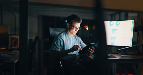 Aufkleber - Night, screen or businessman on tablet for graphs, economic news or investment growth. Data analysis, overtime or financial analyst reading online for computer research, stock market review or charts
