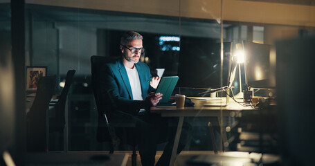 Aufkleber - Man, night and typing on tablet in office, financial consultant and online for trading trend. News, expert advisor and email international client for update on stock, deadline and mature person