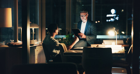 Leinwandbilder - Programmer, night meeting and tablet for review, feedback or overtime work for agency performance. Business men, mentor and collaboration for web design, project teamwork or website strategy deadline