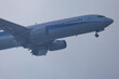 © d3_plus - 頭上を飛ぶ飛行機。島で唯一の空港、八丈島空港に着陸する。強風の離島にあるため、離着陸に関しては世界でも屈指の難易度である。日本三大廃墟の一つ、旧八丈オリエンタルリゾートホテルのすぐ近くを飛んでいる。背後には巨大な八丈富士、三原山が見える。東京都伊豆諸島八丈島-2025年