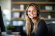 © Patrick Louvet - Freundliche Mitarbeiterin im Kundenservice mit Headset im Büro