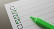 © Olga Ко - Lista de verificación y marcador verde.