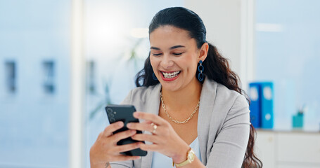 Leinwandbilder - Office, businesswoman and smile with smartphone for chat, online joke and reel comment on social media. Workplace, female person and laugh with mobile for application, scroll and message from contact