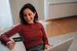 © Zamrznuti tonovi - Happy woman shopping online using credit card and laptop at home